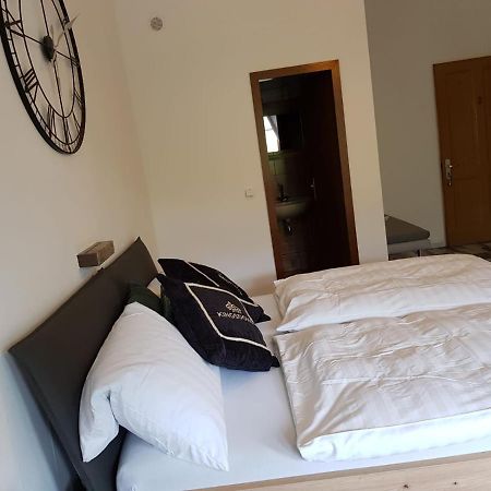 Hotelzimmer im alten Reihenhaus auf der Stadtmauer Bacharach Exterior foto
