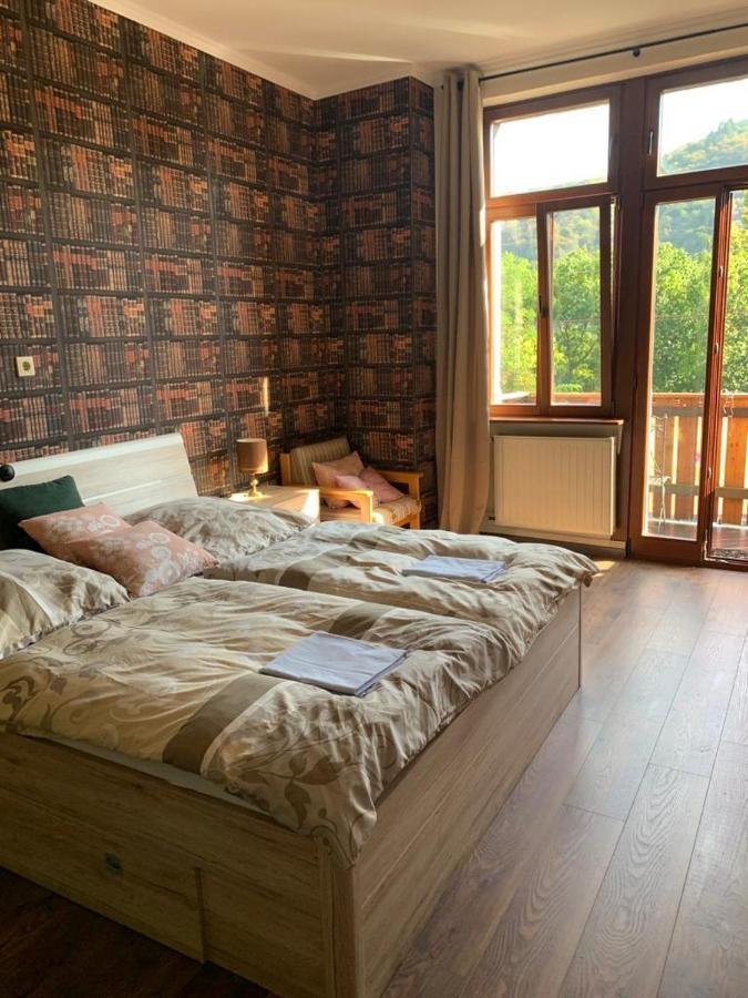 Hotelzimmer im alten Reihenhaus auf der Stadtmauer Bacharach Exterior foto