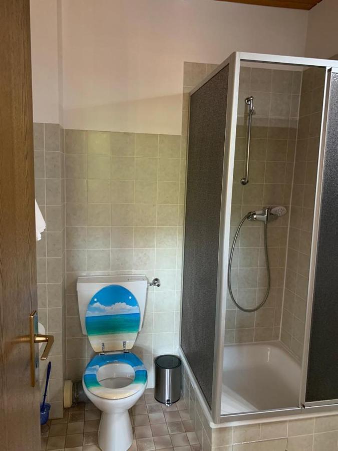 Hotelzimmer im alten Reihenhaus auf der Stadtmauer Bacharach Exterior foto