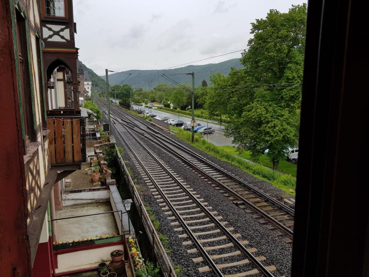 Hotelzimmer im alten Reihenhaus auf der Stadtmauer Bacharach Exterior foto