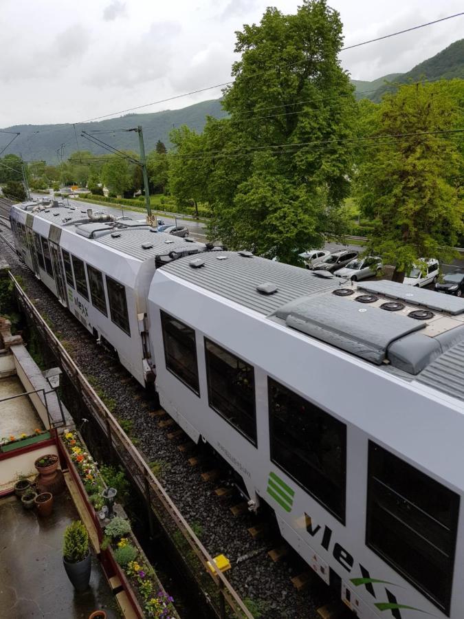 Hotelzimmer im alten Reihenhaus auf der Stadtmauer Bacharach Exterior foto