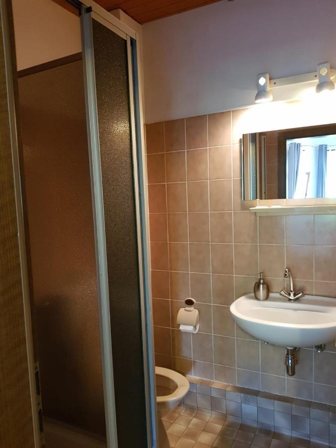 Hotelzimmer im alten Reihenhaus auf der Stadtmauer Bacharach Exterior foto