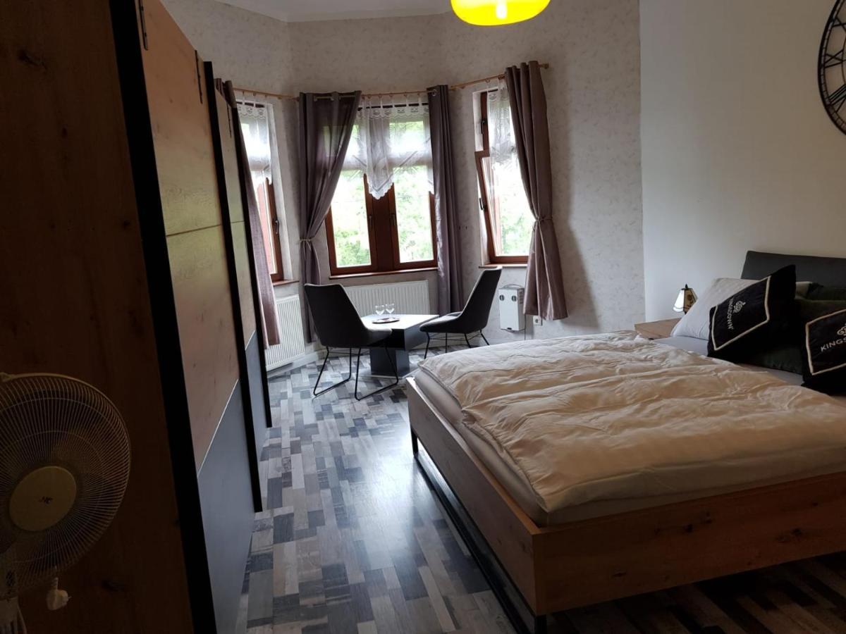 Hotelzimmer im alten Reihenhaus auf der Stadtmauer Bacharach Exterior foto