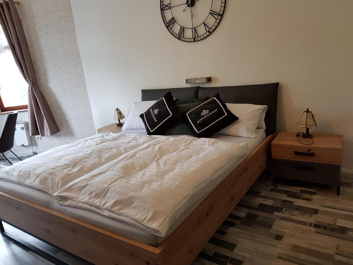 Hotelzimmer im alten Reihenhaus auf der Stadtmauer Bacharach Exterior foto